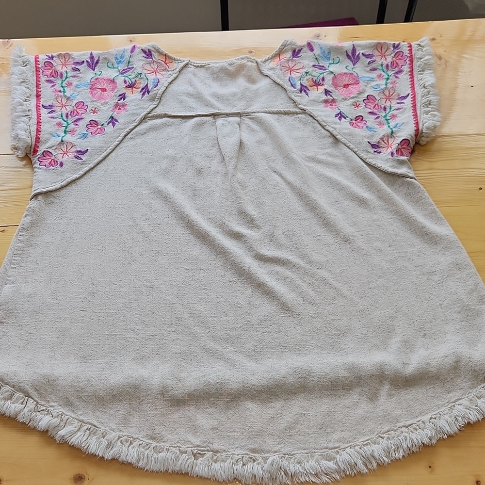 Umgee Embroidered Sleeves Linen Cotton Blend Round Neck w/ Frayed High Low Hem M - Picture 10 of 15